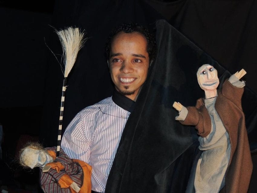 الفنان العدلة.. سفير مسرح الدمى اليمني
