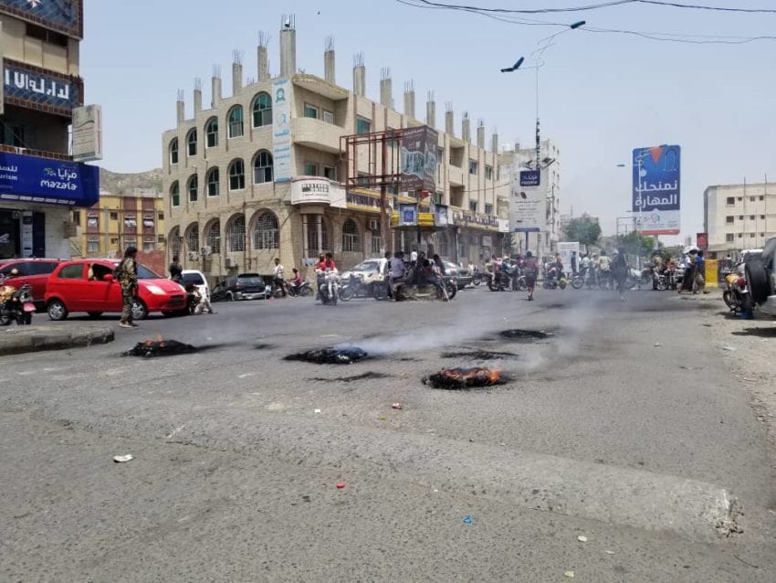 تعز: محتجون يغلقون مرافق حكومية