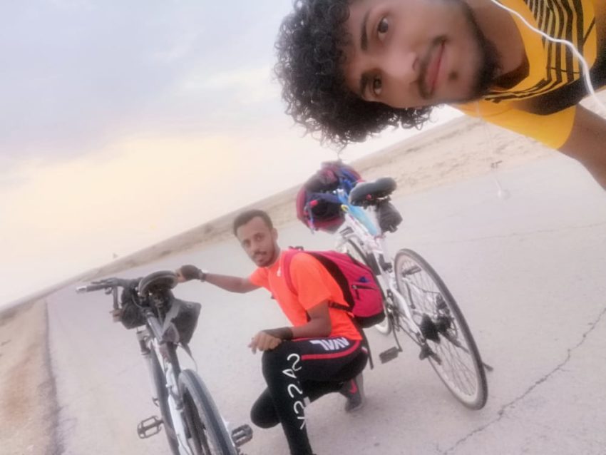 لتصل رسائلهم إلى الجميع… شابان يمنيان يقطعان 290 كم على دراجاتهما الهوائية