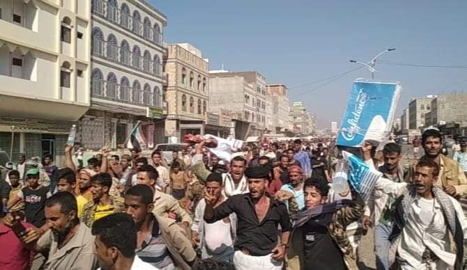 لحج: متظاهرون بردفان يهددون بالزحف إلى عدن