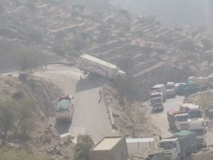 (بالصور).. انزلاق شاحنة يوقف حركة المرور شمال لحج