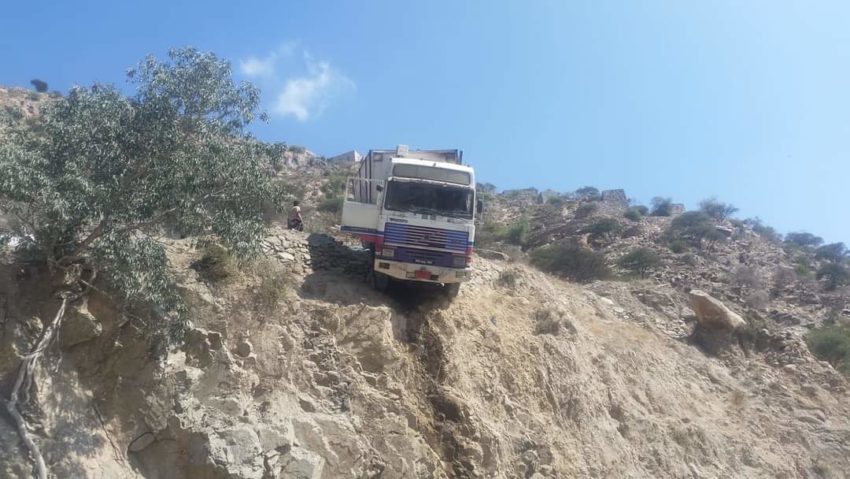 (بالصور).. انزلاق شاحنة يوقف حركة المرور شمال لحج