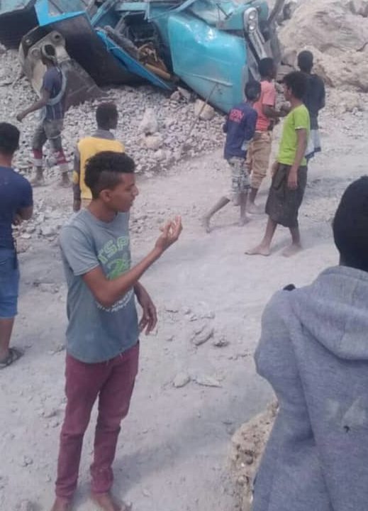 (بالصور).. انهيار صخري يقتل ويصيب 16 شخصا بعدن