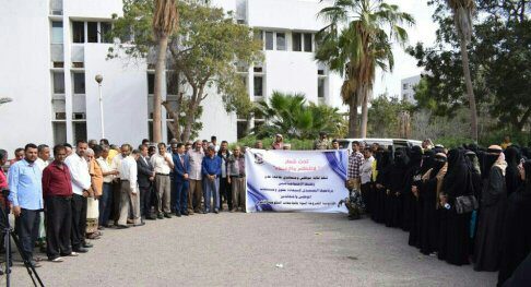 أوائل جامعة عدن يطالبون بالتوظيف