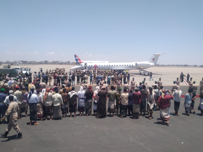 «المشاهد» ينشر صور أولية لوصول طائرة الصليب الأحمر من صنعاء إلى عدن