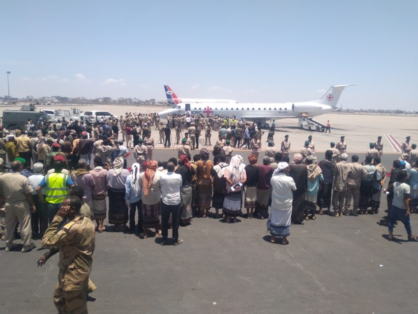 «المشاهد» ينشر صور أولية لوصول طائرة الصليب الأحمر من صنعاء إلى عدن