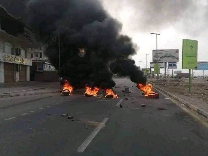 (بالصور).. احتجاجات خدمية واسعة في مدن يمنية