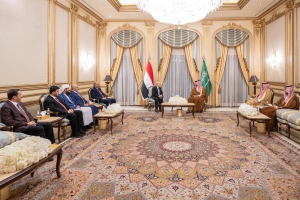 اليمن يبحث جهود السلام مع وزير الدفاع السعودي