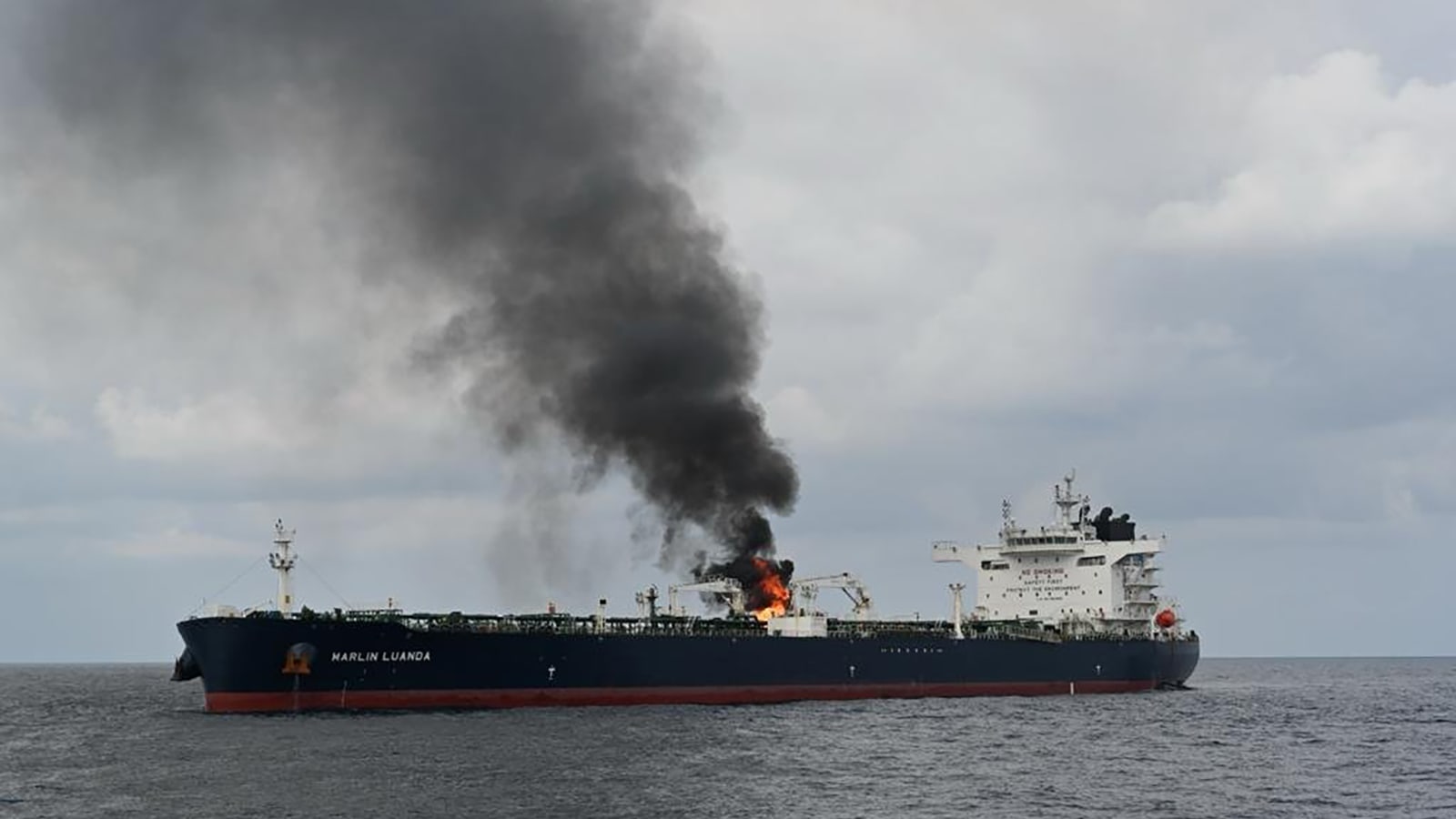 إخماد حريق في إحدى السفن التجارية بعد تعرضها لهجوم حوثي