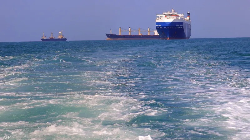 بلاغ باقتراب 6 زوارق من سفينة تجارية في البحر الأحمر