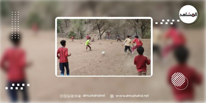 ممارسة كرة القدم بدون ملعب في جبل حبشي بتعز