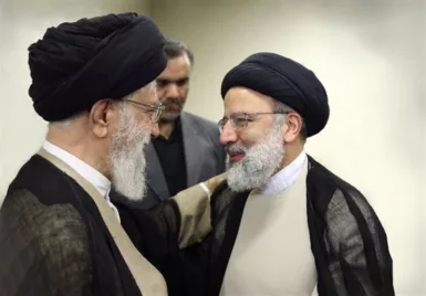 الرئيس الإيراني إبراهيم رئيسي مع زعيم الثورة في إيران، علي خامنئي